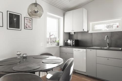 Cottage by the river in อาเวสตา