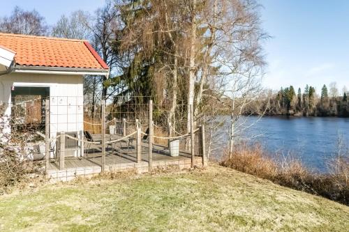 Cottage by the river in อาเวสตา