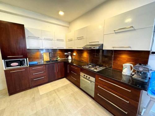 Anushka Holiday Inn - image 5