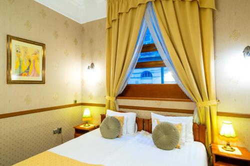 Standard Double or Twin Room image 10