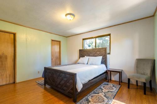 Cozy 2BR Retreat Near Lake Grego with Mountain Views