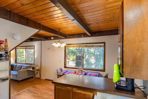 Cozy 2BR Retreat Near Lake Grego with Mountain Views