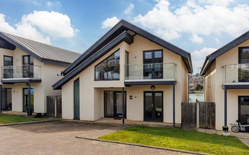 Creek View - A Tranquil Waterside Retreat with a Touch of Luxury and Pontoon in Binstead and Fishbourne