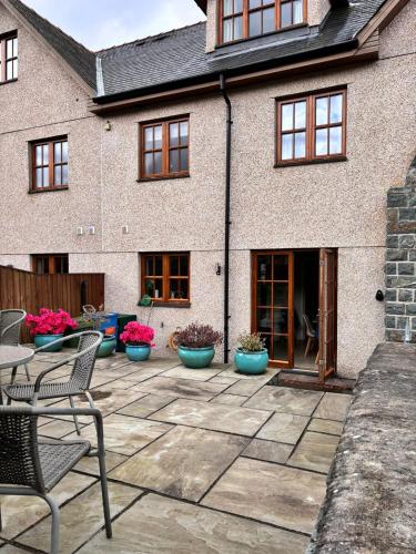 Dārzs, Minafon in Llanbedr