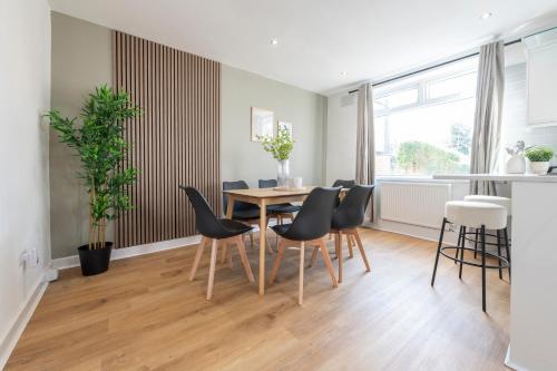 Facilities, Spacious 3 Bedroom Home with Parking - Close to Leeds City and Amenities - Perfect for Long Stays in Wortley