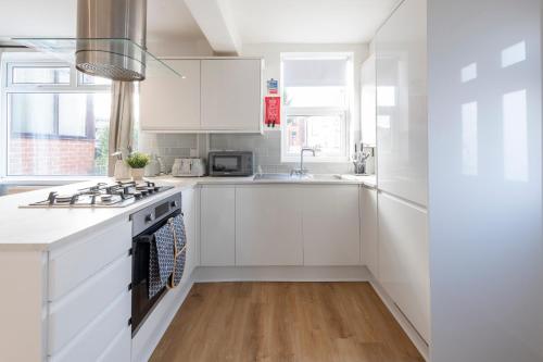 Kitchen, Spacious 3 Bedroom Home with Parking - Close to Leeds City and Amenities - Perfect for Long Stays in Wortley