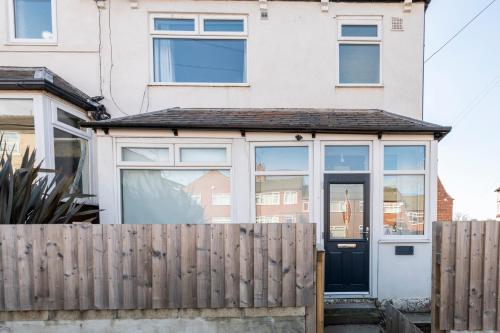 Exterior view, Spacious 3 Bedroom Home with Parking - Close to Leeds City and Amenities - Perfect for Long Stays in Wortley