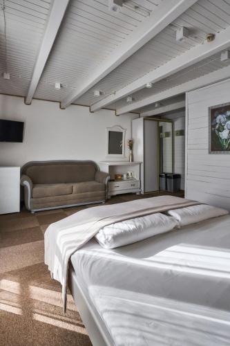 Junior Suite with Balcony image 4