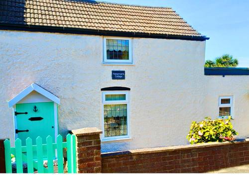 The Ultimate Romantic Getaway! Cosy Lakeside Cottage with Lakeside views, Log Burner & The Beach on your doorstep at the Best Location in Mablethorpe!