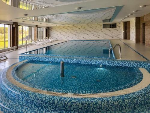 Cozy Studio with River View Spadochroniarzy with Parking & SPA by Noclegi Renters - image 2