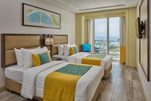 Deluxe Twin Room with Sea View image 2