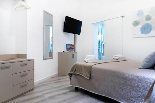Standard Double Room image 10