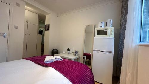 An Economic hotel-like room, En-suite Sheperds Bush