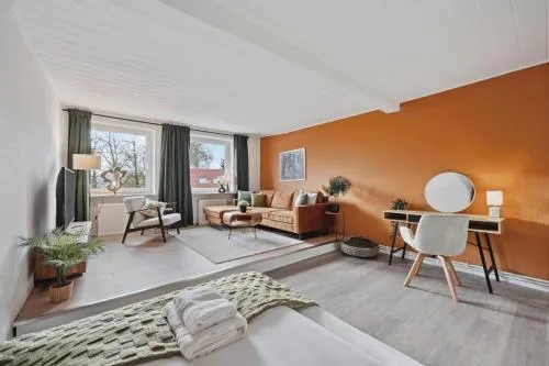 MAISUITES Sperling - Zentrale Ferienwohnung mit Boxspringbett, Kaffeevollautomat, WLAN & seitlichem Seeblick in Mölln, Deutschland