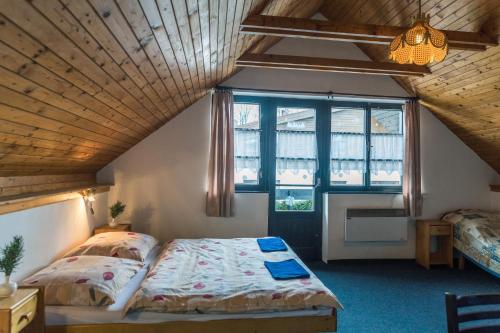 1 double bed, 2 twin beds
