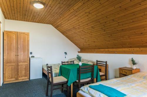 1 double bed, 2 twin beds