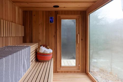 桑拿, Perch Cottages #15 - Mountain Views, Sauna, Private Creek Access in 尚達肯 (NY)