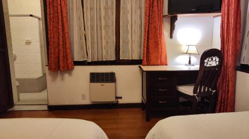 Double or Twin Room image 10