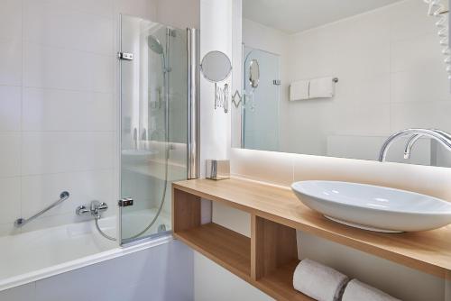 Superior Twin Room image 7
