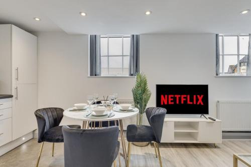 Stylish stay Ware town with parking in Ware