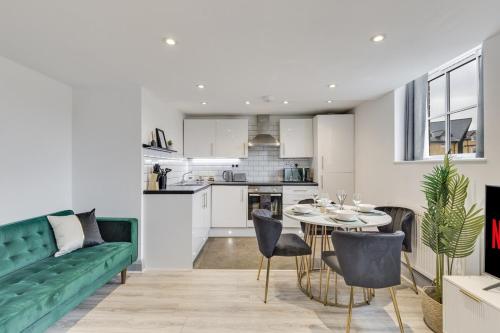 Stylish stay Ware town with parking in Ware