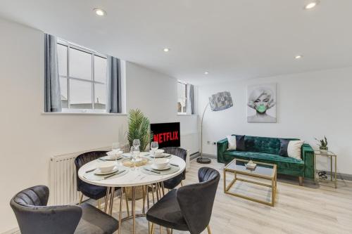 Stylish stay Ware town with parking in Ware