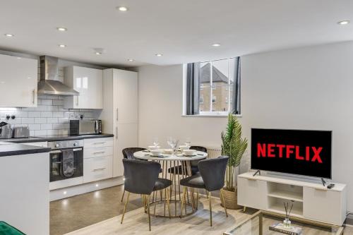 Stylish stay Ware town with parking in Ware