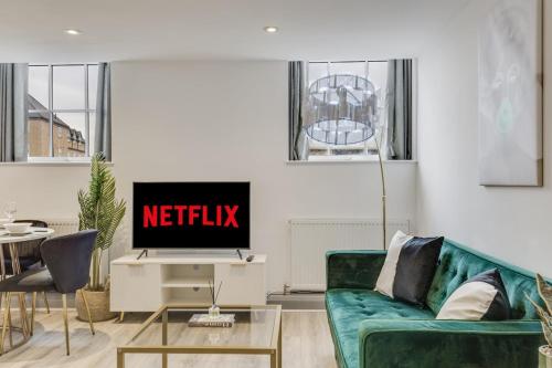 Stylish stay Ware town with parking in Ware