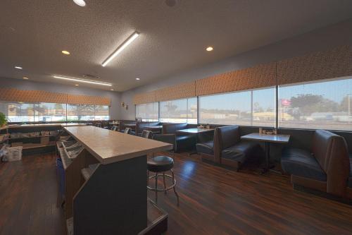 Restoran, Travelodge Inn & Suites by Wyndham Saint Helens OR in Saint Helens (OR)