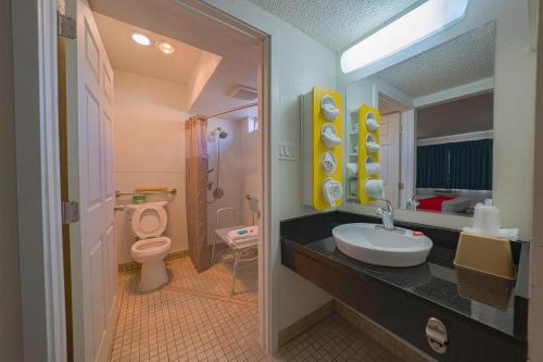 Vannituba, Travelodge Inn & Suites by Wyndham Saint Helens OR in Saint Helens (OR)