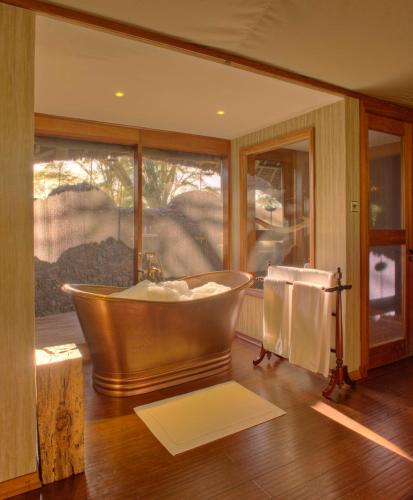 Vonios kambarys, Finch Hattons Luxury Tented Camp in Tsavo