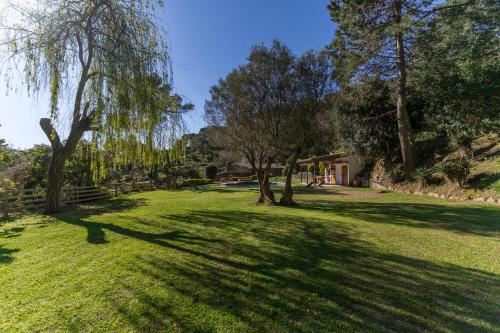 A környék, CASA EL MOLI DE CAN BURJATS con piscina y chimenea in Montras
