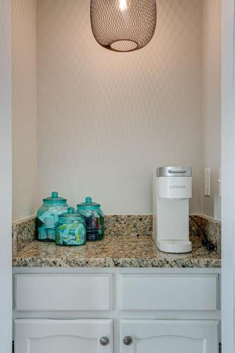 5 Min to Beach and Golf w Pool