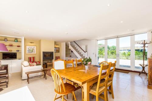 Luxury barn in Cotswolds with natural pool in Hailey