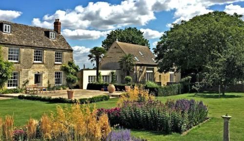 Luxury barn in Cotswolds with natural pool in Hailey
