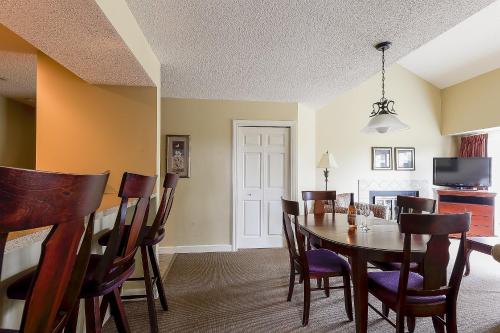 Beautiful 2 King BDR with a Loft Golf Course Condo 5569 - image 11
