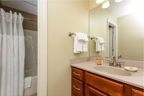 Beautiful 2 King BDR with a Loft Golf Course Condo 5569 - image 14