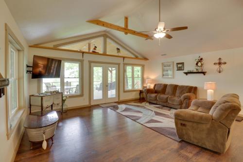 . 'Bullfrog Bluff' Mountain View Cabin w/ Deck!