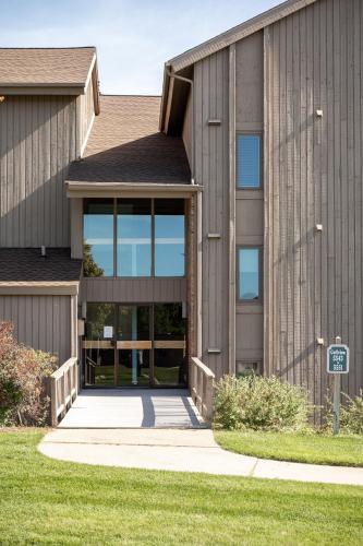 Stunning Retreat 2BR Loft Golf Course Condo 5549 - image 4