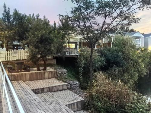 Your Perfect Escape with Breathtaking Lake Views - image 3