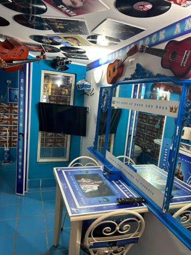 ELVIS Attic Airport & City 3