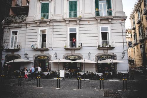 Einrichtungen, Le 4 Stagioni Dante's Suites H. Napoli Centro near Gesu Nuovo Church