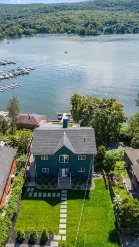 Lakeview Villa with Private Hot Tub, Firepit & Breathtaking Cliff Views in Greenwood Lake (NY)