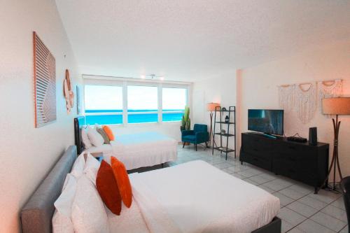 Ocean view studio with direct beach access and a shared pool & tennis court! in Miami Beach, USA