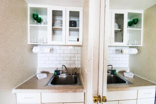 Ocean view studio with direct beach access and a shared pool & tennis court! in Miami Beach, USA
