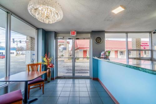Days Inn by Wyndham Mountain View - image 12