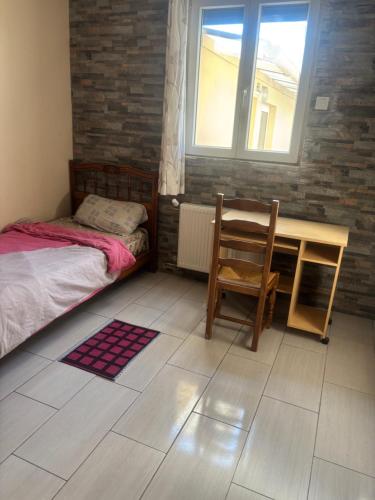Home stay Spacious room in มาสซี