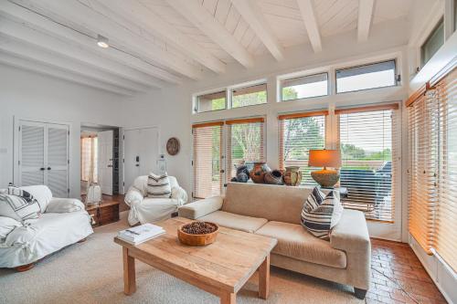 Santa Fe Condo with Mountain Views about 11 Mi to Plaza! in Rancho Encantado, USA