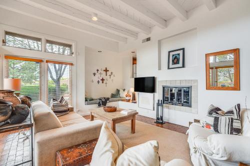 Santa Fe Condo with Mountain Views about 11 Mi to Plaza! in Rancho Encantado, USA