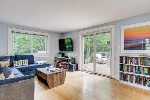 Hamptons Vacation Rental with Seasonal Pool!, Hampton Bays